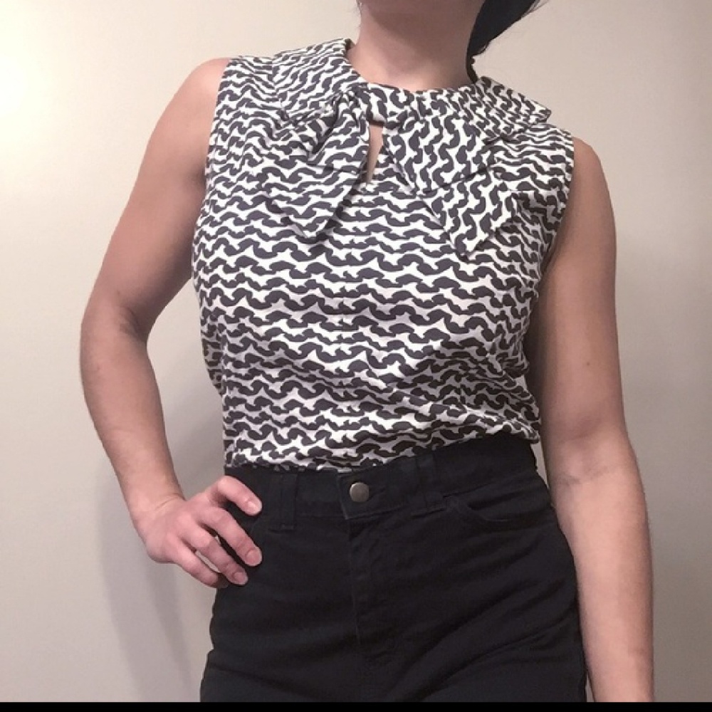 pin up inspired top with bow - Picture 1 of 2